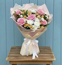 Букет цветов из:  Гвоздики, Орхидеи и Розы в Хурбе