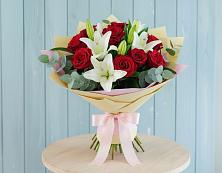 Букет цветов из:  Лилии и Розы в Хурбе