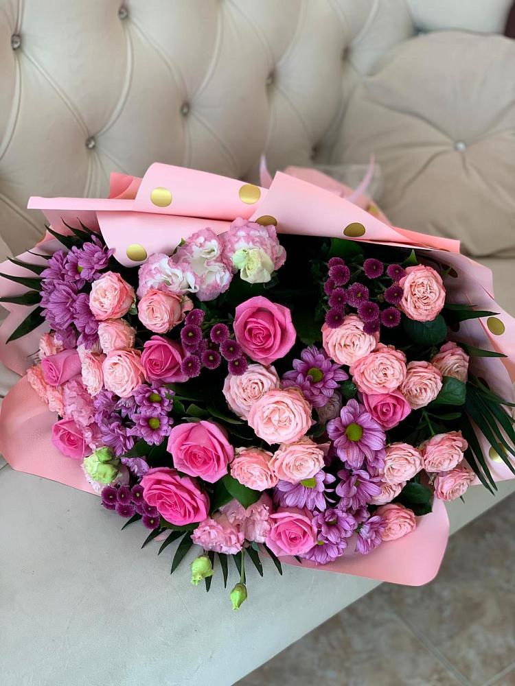 Букет цветов из: Хризантемы, Розы и Лизиантусы в Хурбе