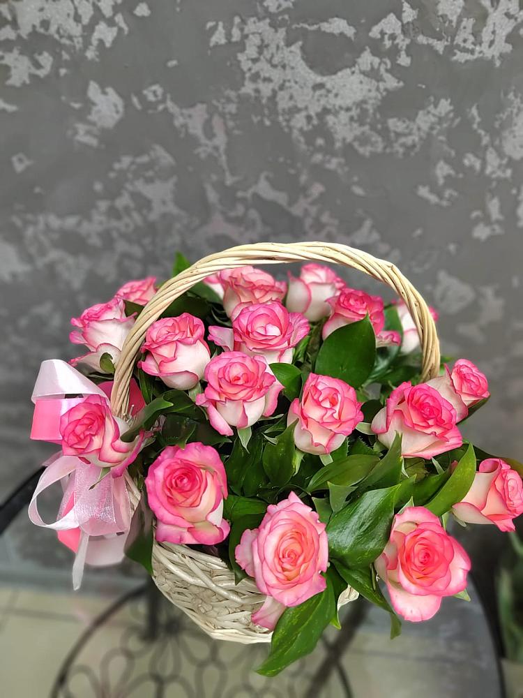 Цветочная композиция из Розы в корзине в Хурбе