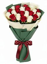 Букет Микс из красных и белых роз в Хурбе