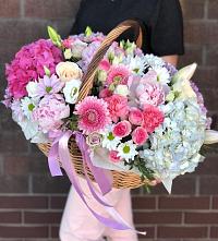 Цветочная композиция из Розы, Хризантемы, Пионы и Лизиантусы в корзине в Хурбе