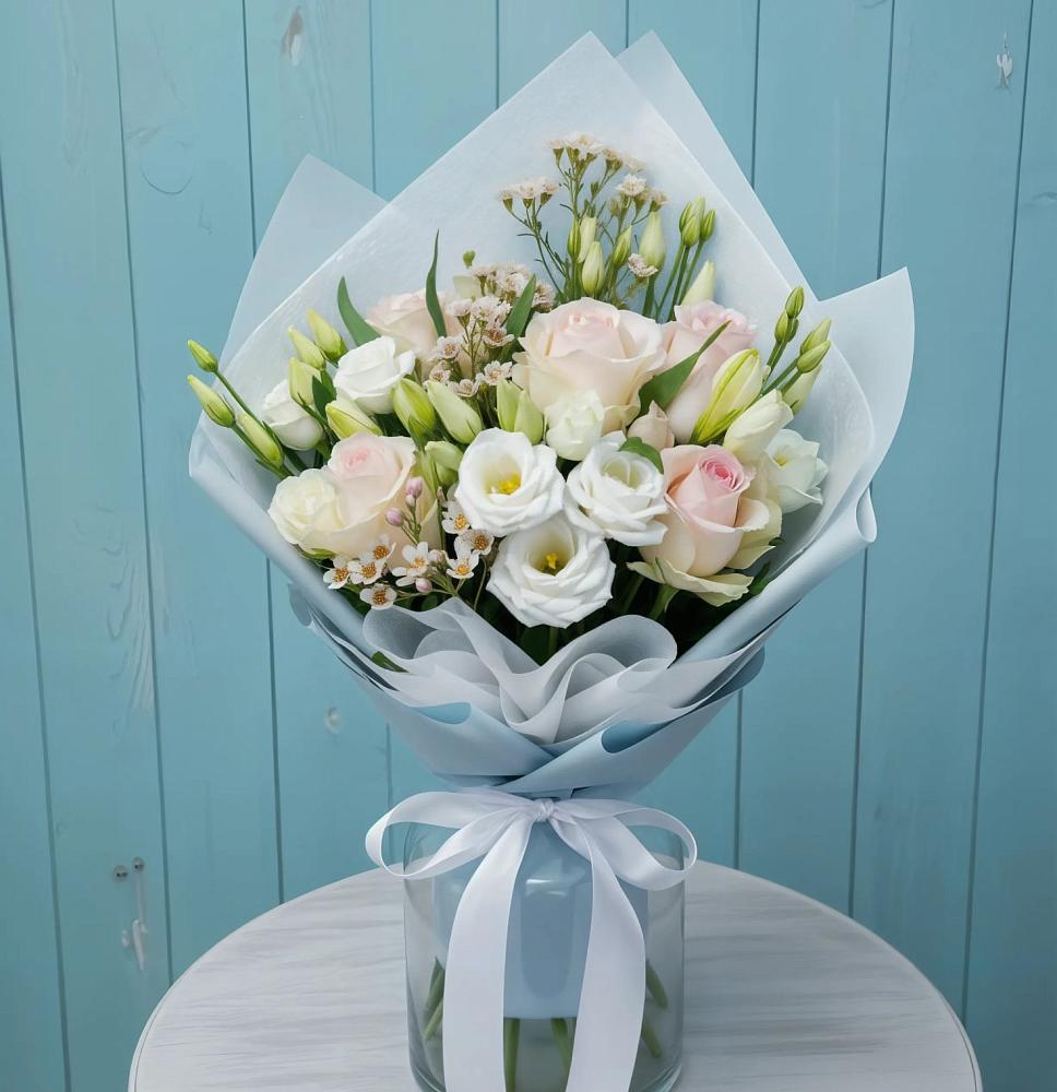 Букет цветов из: Розы и Лизиантусы в Хурбе