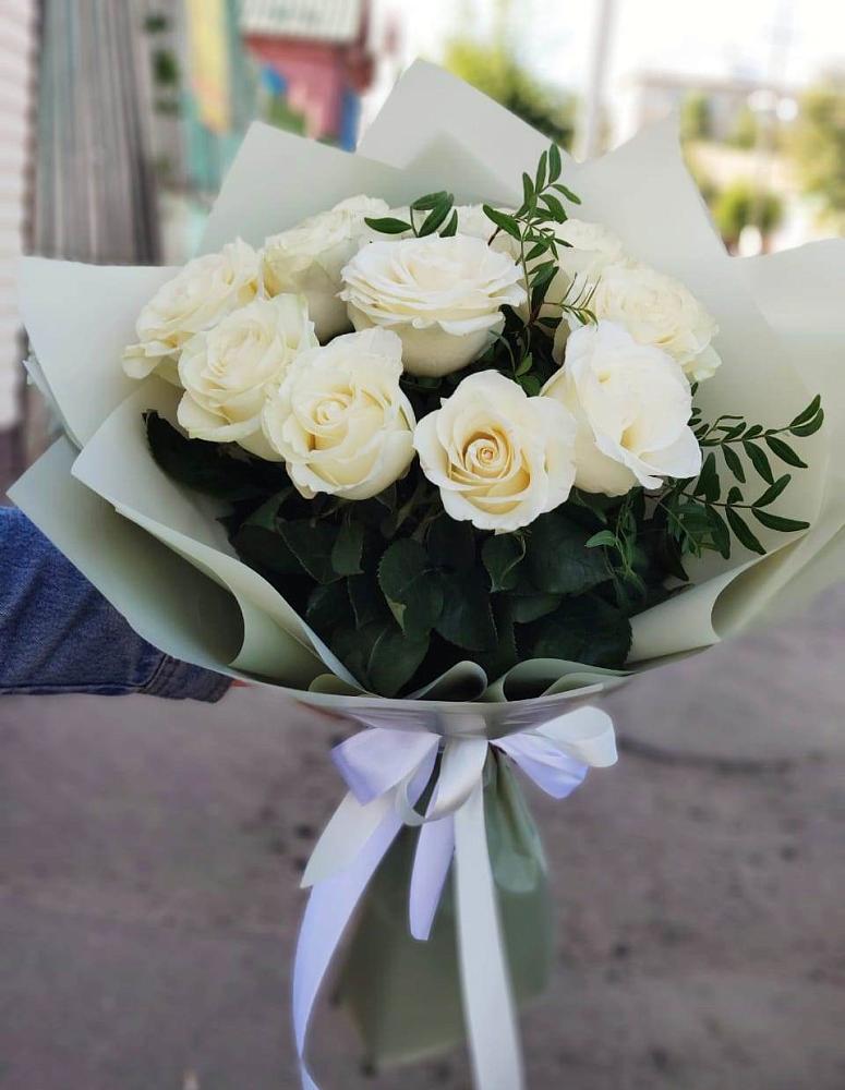 Букет Белые розы Проуд в Хурбе