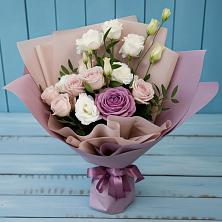 Букет цветов из:  Розы и Лизиантусы в Хурбе