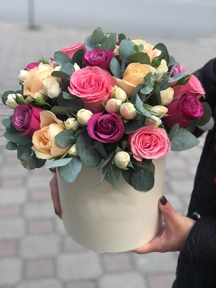 Цветочная композиция из Розы в шляпной коробке в Хурбе