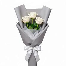 Букет 3 белые розы в Хурбе