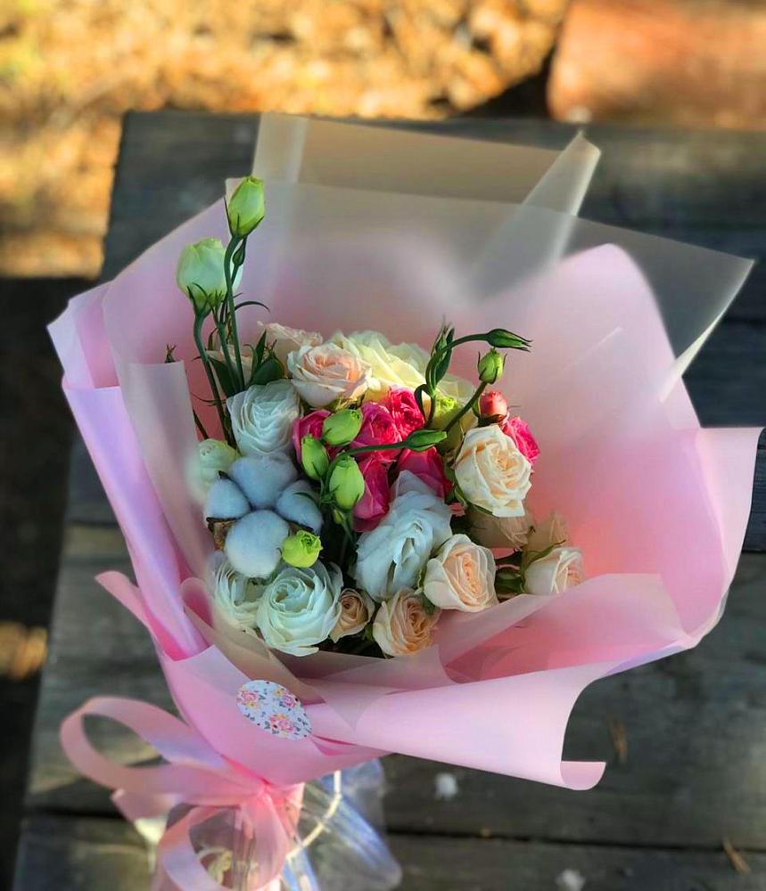 Букет цветов из: Розы и Лизиантусы в Хурбе