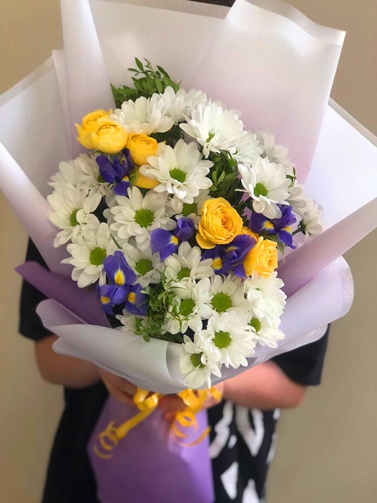 Букет цветов из: Ирисы, Хризантемы и Розы в Хурбе