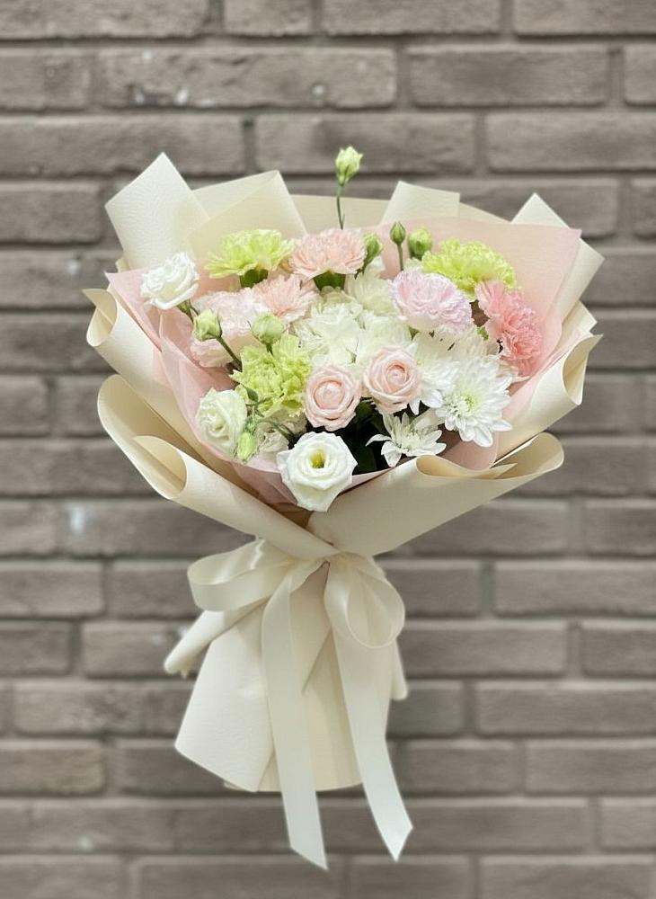 Букет цветов из: Гвоздики, Розы, Лизиантусы и Хризантемы в Хурбе