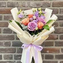 Букет цветов из:  Лизиантусы и Розы в Хурбе