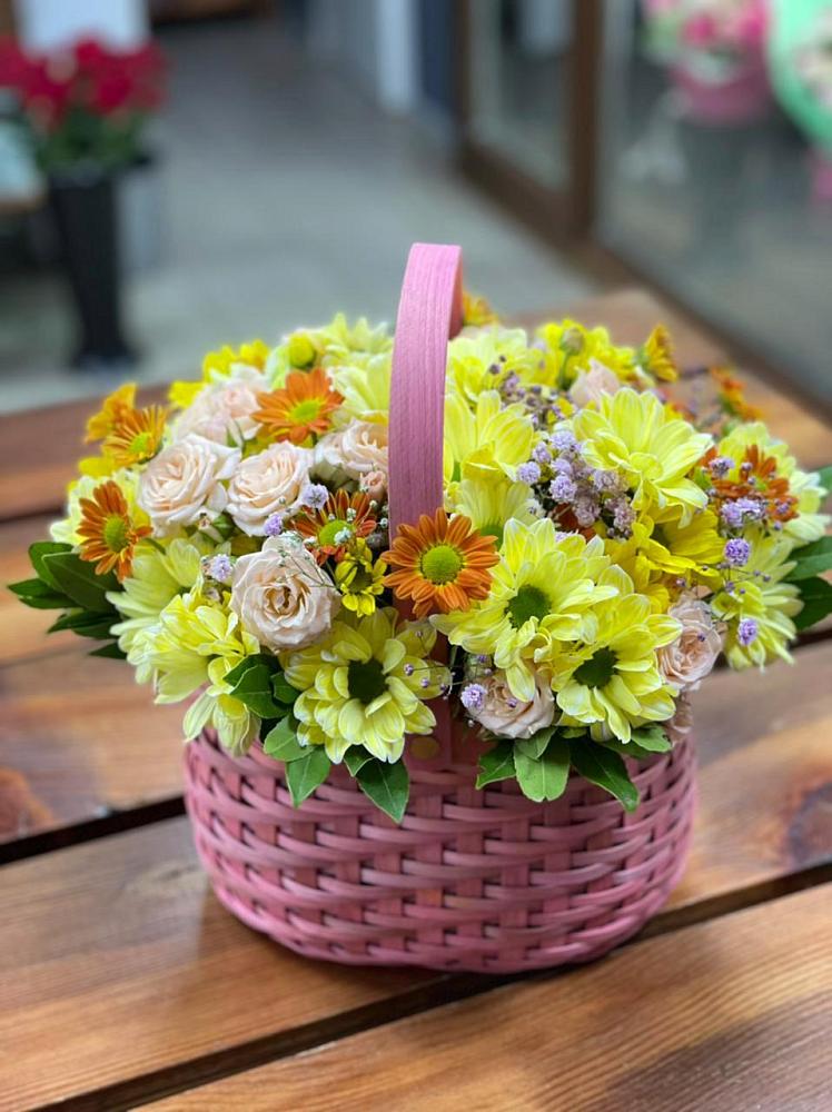 Цветочная композиция из Хризантемы и Розы в корзине в Хурбе