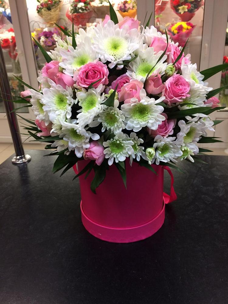 Цветочная композиция из Розы и Хризантемы в шляпной коробке в Хурбе