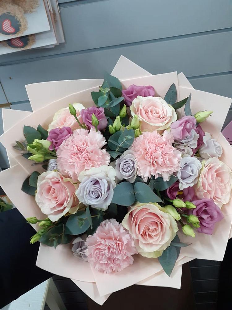 Букет цветов из: Розы, Гвоздики и Лизиантусы в Хурбе