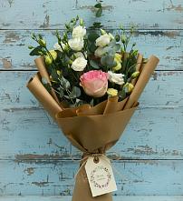 Букет цветов из:  Розы и Лизиантусы в Хурбе