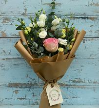 Букет цветов из:  Розы и Лизиантусы в Хурбе