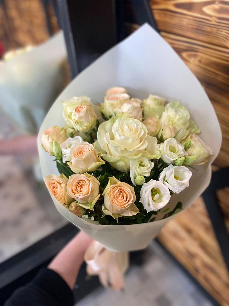 Букет цветов из: Розы и Лизиантусы в Хурбе