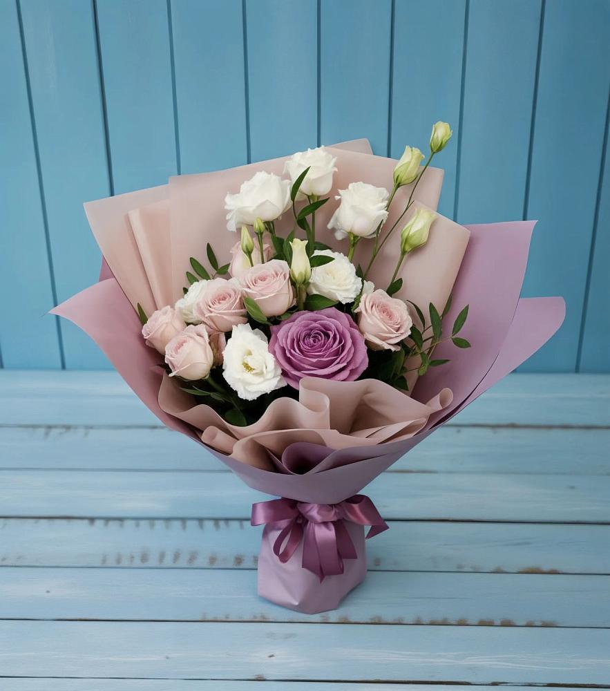 Букет цветов из: Розы и Лизиантусы в Хурбе